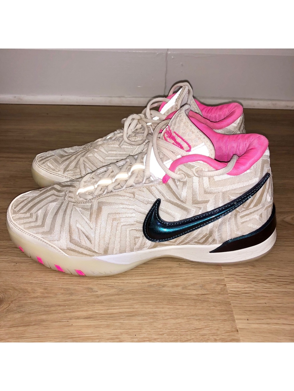 NIKE ZOOM LEBRON NXXT GENISUS BRONNY BASKETBALL SHOES PINK WHITE MENS SIZE 9.5